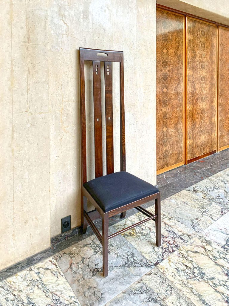 Nicht jedes Detail entspricht der ursprünglichen Ausstattung, ist zumindest aber stilgerecht: zu sehen ist ein Stuhl im Stil des Art déco.