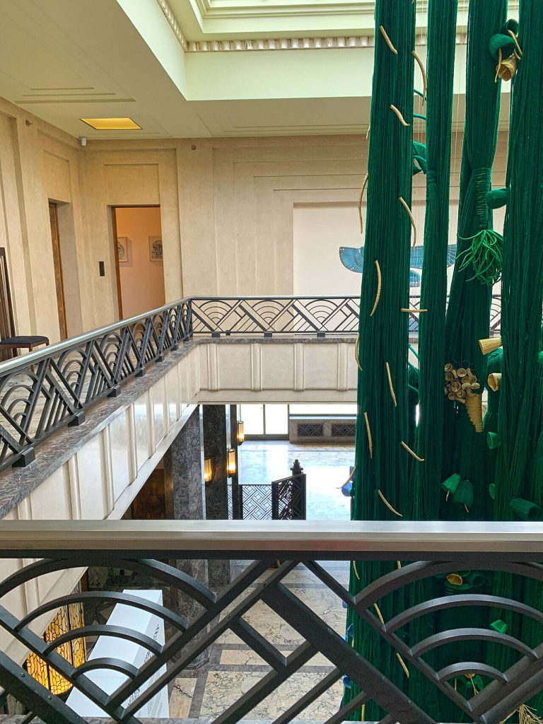 Endlich: Architektur und Kunst. Zu sehen ist ein von der Decke hängendes Kunstobjekt aus Wolle