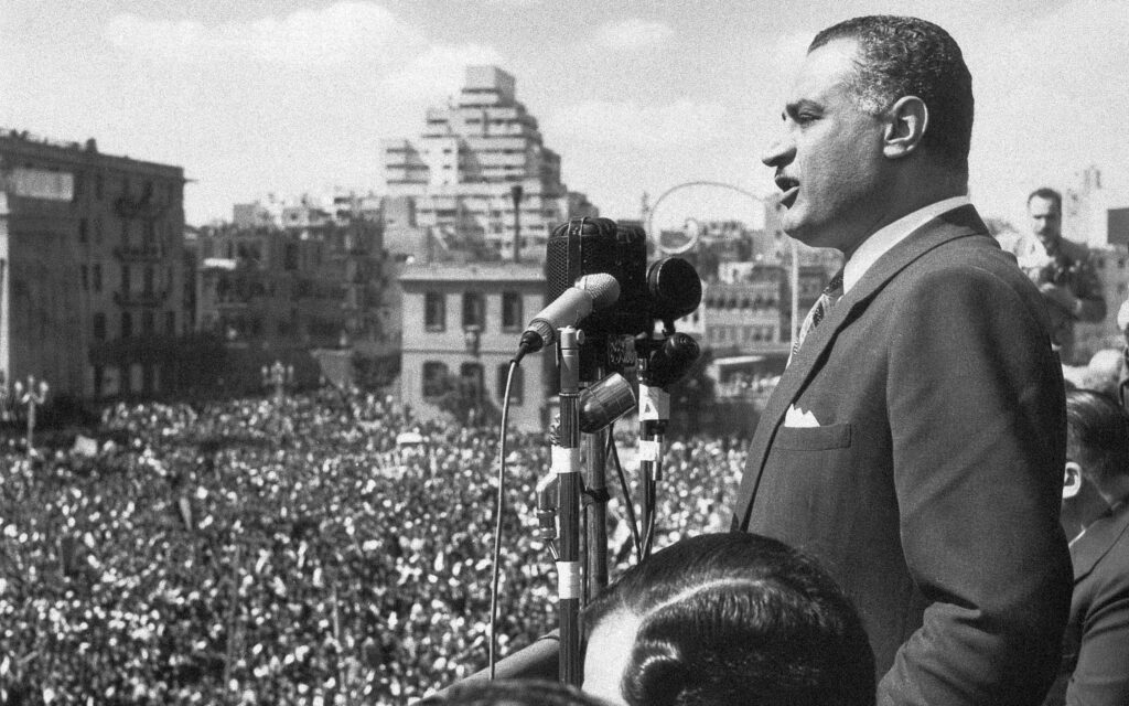Nasser spricht am 22. Februar 1958 vom Balkon des Gebäudes der Nationalen Union auf dem Platz der Republik in Kairo zu seinem Volk