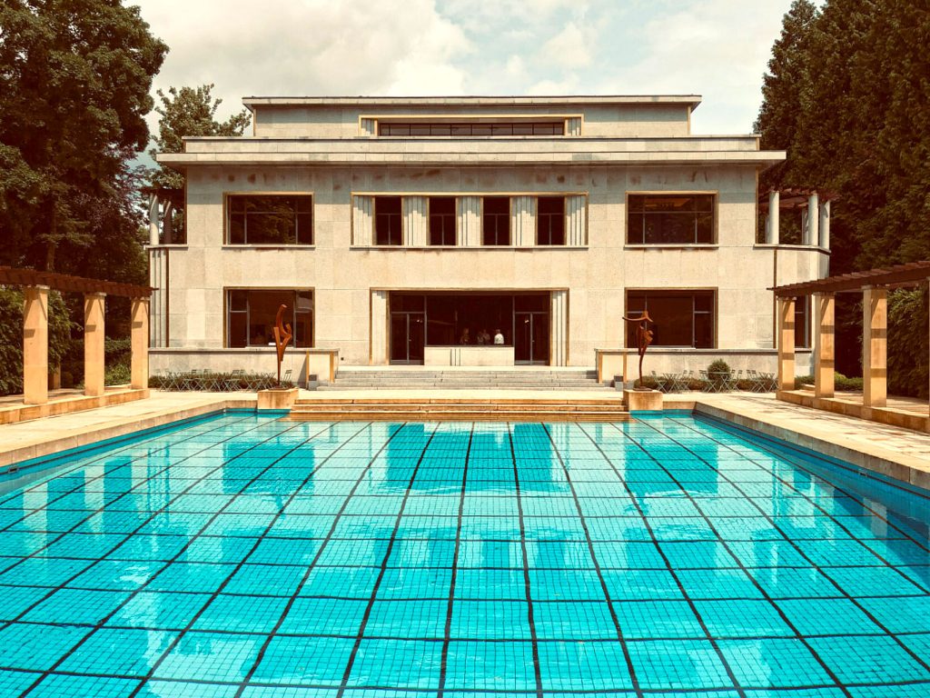 Die hintere Seite der Villa in ihrer ganzen Pracht mit Schwimmbad