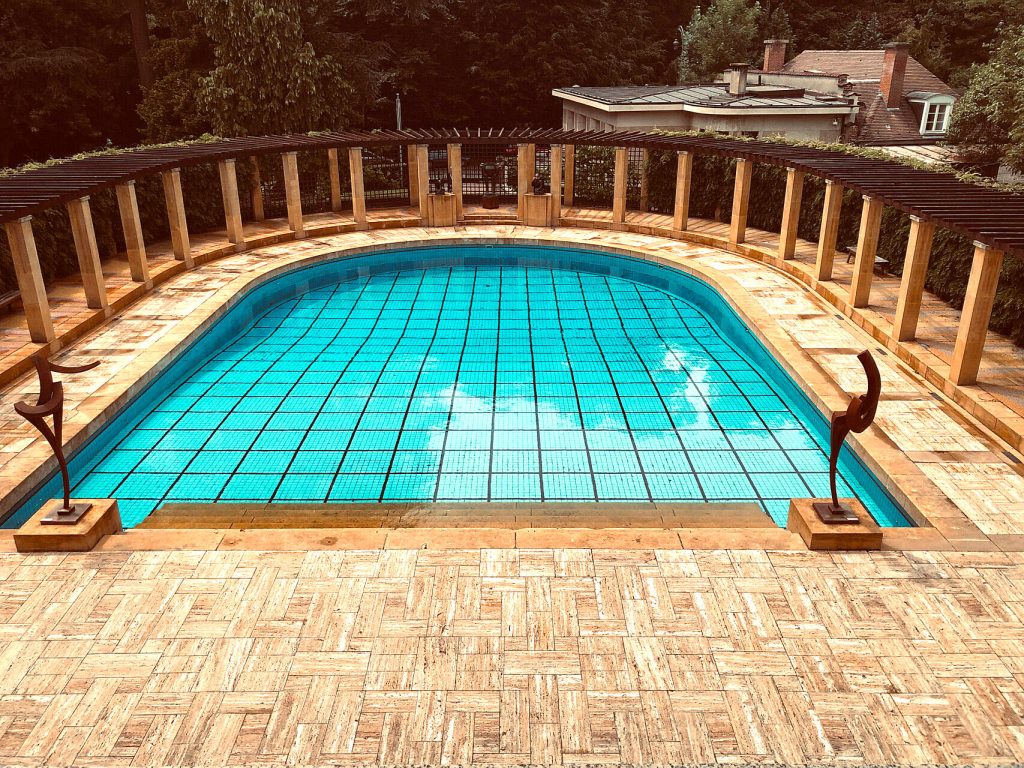 Das Schwimmbad aus der Sicht des Hauses
