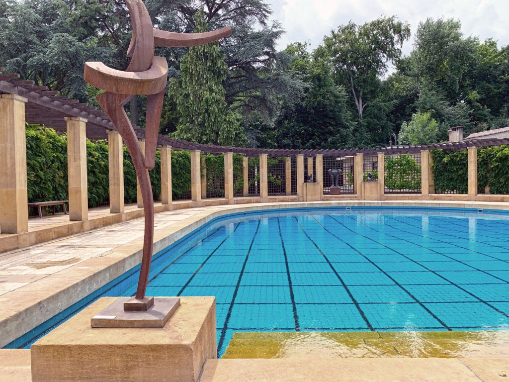Das Schwimmbad von der Vorderseite aus gesehen