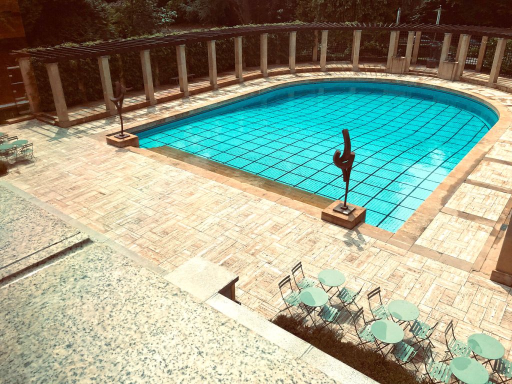Das Schwimmbad von der Seite aus gesehen