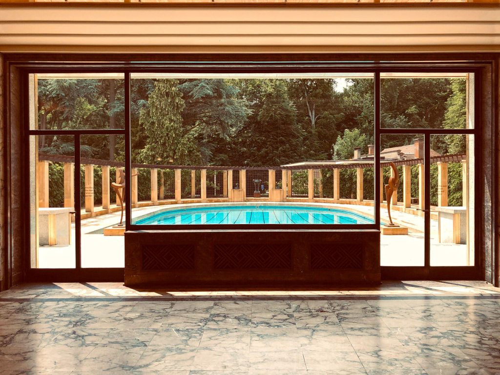 Das Schwimmbad von der Empfangshalle aus gesehen