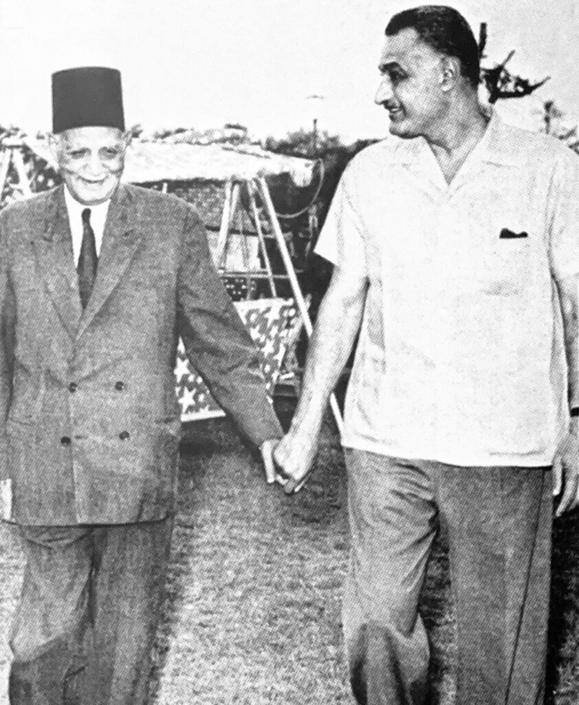 Vater Abdel Nasser Hussein Khalil Sultan und Sohn Gamal (Alexandria 1964): man beachte den Fes (die Kopfbedeckung) des Vaters, der seit dem Sturz Faruks 1952 verpönt war