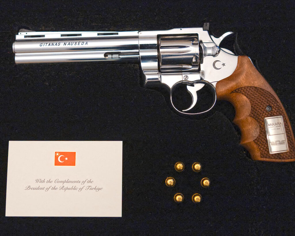 Geschenk für Waffenbrüder: Gümüsay .357 Magnum Revolver samt Munition