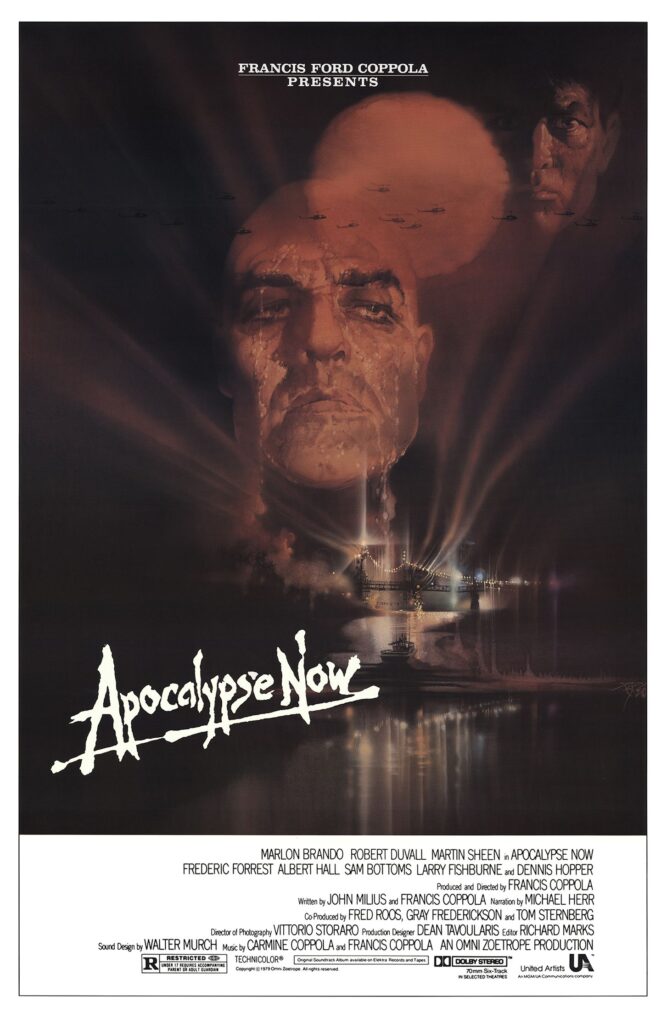 Filmplakat von Francis Ford Coppolas Werk „Apocalypse Now“ aus dem Jahre 1979: zu sehen ist das gespenstisch wirkende Gesicht von Marlon Brando oberhalb des Schriftzugs des Filmtitels